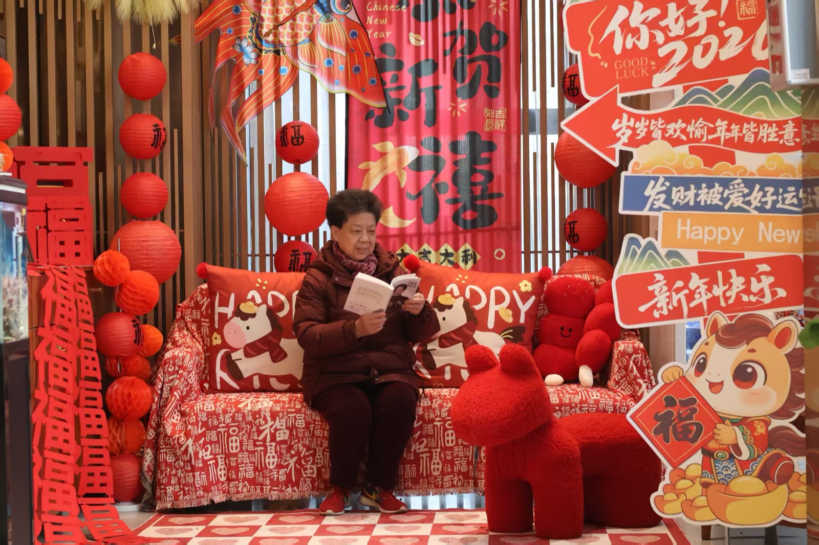 尹小桂翻阅属于自己的一生回忆录